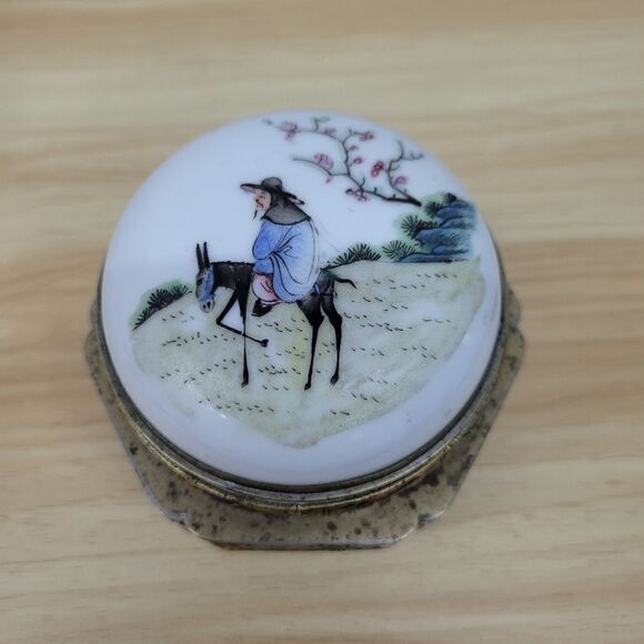 Vintage Chinese Brass Handpainted Snuff or Tea Cloisonne Figural Art Trinket Box - Picture 3 of 16